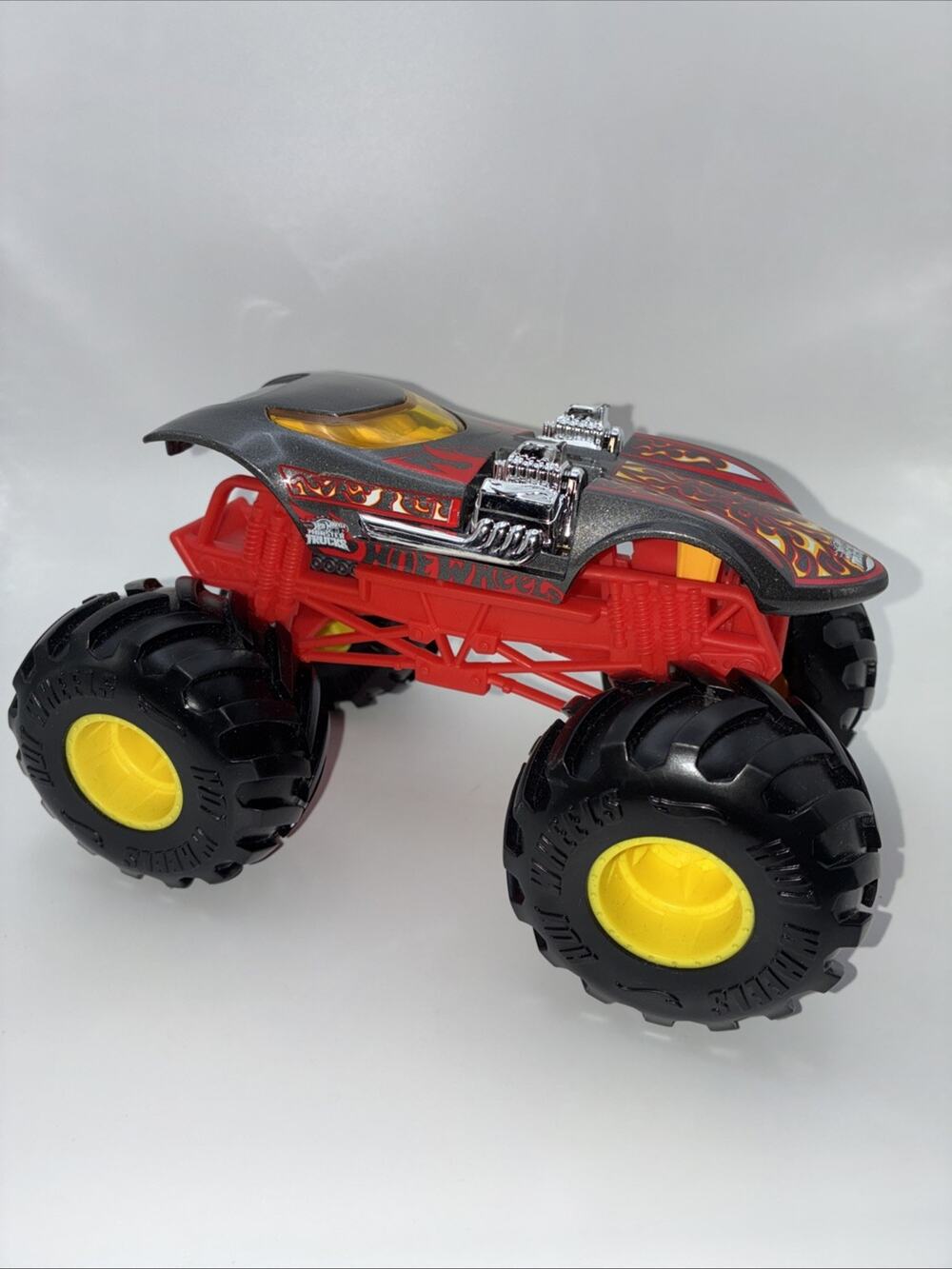 Twin Mill Hot Wheels Monster Trucks 2021 Die Cast Car 1:24 Scale